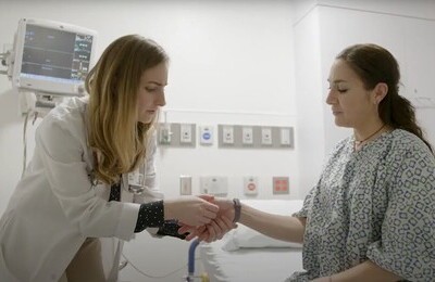 Кодирование Аквилонг в Надыме Врач держит пациентку за руку