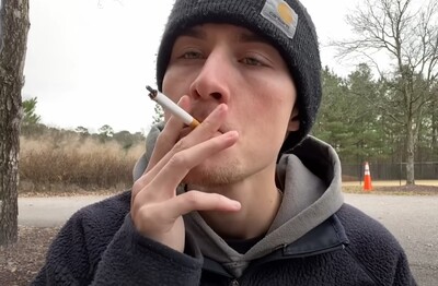 Лечение зависимости от табакокурения в Надыме Мужчина с сигаретой делает затяжку