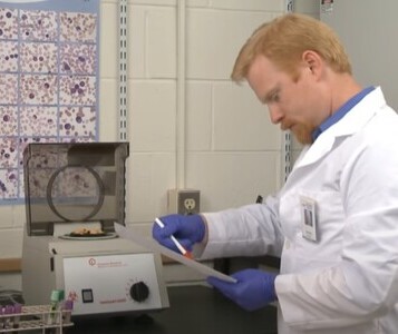 Клиника лечения наркозависимости в Надыме Врач в кабинете клиники