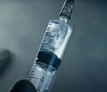 Лечение зависимости от тропикамида в Надыме Шприц с жидкостью