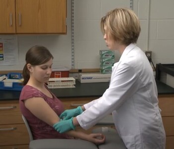 Лечение зависимости от аптечных препаратов в Надыме Врач делает инъекцию пациентке