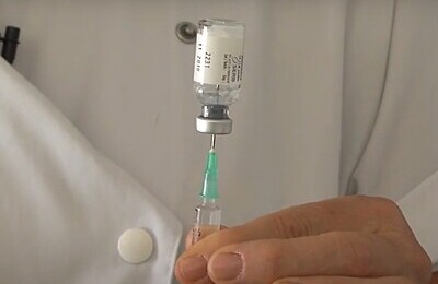 Медикаментозное кодирование Врач набирает в шприц с пузырьком препарата