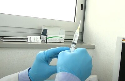 Проведение кодирования Вивитролом в Надыме Шприц с Вивитролом в руках у врача